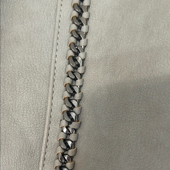 Elegant Gray Tote Bag with Chain Accents - Picture 3 of 7